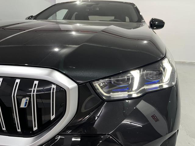 BMW i5 eDrive40 color Negro. Año 2025. 250KW(340CV). Eléctrico. En concesionario Unicars Ponent de Lleida