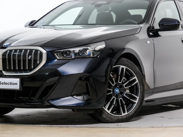 BMW i5 eDrive40 color Negro. Año 2024. 250KW(340CV). Eléctrico. En concesionario Oliva Motor Tarragona de Tarragona