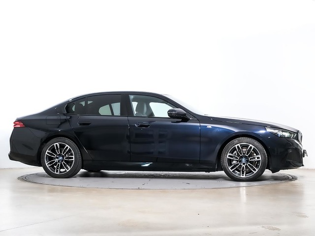BMW i5 eDrive40 color Negro. Año 2024. 250KW(340CV). Eléctrico. En concesionario Oliva Motor Tarragona de Tarragona