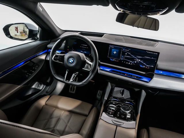 BMW i5 eDrive40 color Negro. Año 2024. 250KW(340CV). Eléctrico. En concesionario Oliva Motor Tarragona de Tarragona