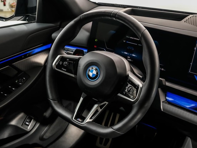 BMW i5 eDrive40 color Negro. Año 2024. 250KW(340CV). Eléctrico. En concesionario Oliva Motor Tarragona de Tarragona