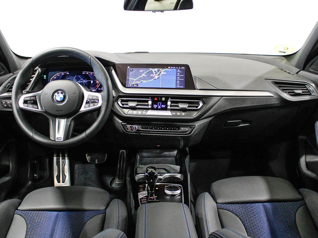 BMW Serie 1 118d color Azul. Año 2024. 110KW(150CV). Diésel. En concesionario Barcelona Premium -- GRAN VIA de Barcelona
