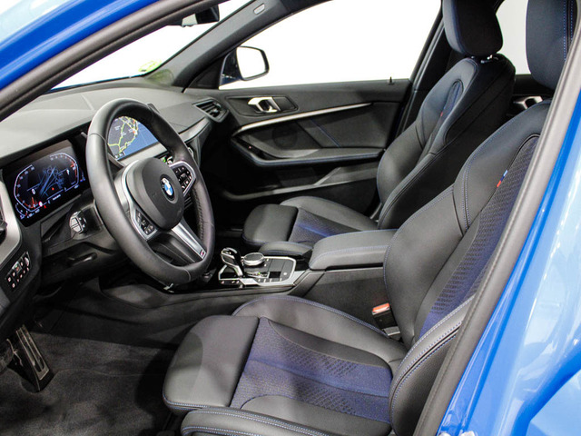 BMW Serie 1 118d color Azul. Año 2024. 110KW(150CV). Diésel. En concesionario Barcelona Premium -- GRAN VIA de Barcelona