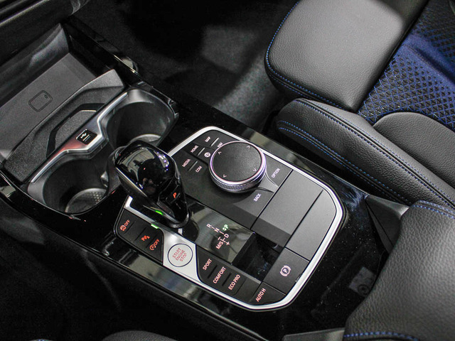 BMW Serie 1 118d color Azul. Año 2024. 110KW(150CV). Diésel. En concesionario Barcelona Premium -- GRAN VIA de Barcelona