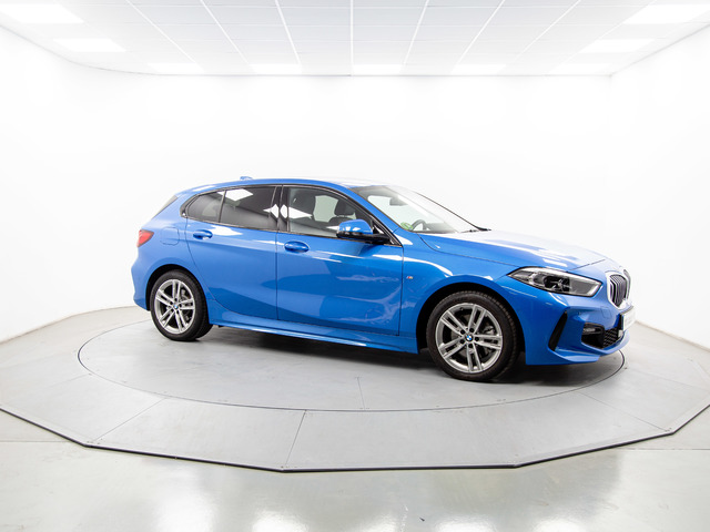 BMW Serie 1 118d color Azul. Año 2024. 110KW(150CV). Diésel. En concesionario Móvil Begar Alicante de Alicante