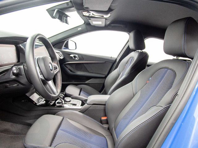 BMW Serie 1 118d color Azul. Año 2024. 110KW(150CV). Diésel. En concesionario Móvil Begar Alicante de Alicante