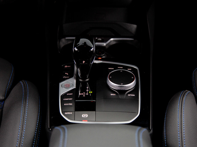BMW Serie 1 118d color Azul. Año 2024. 110KW(150CV). Diésel. En concesionario Móvil Begar Alicante de Alicante