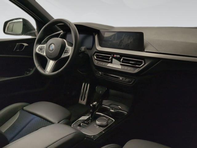 BMW Serie 1 118d color Negro. Año 2024. 110KW(150CV). Diésel. En concesionario Automotor Costa, S.L.U. de Almería