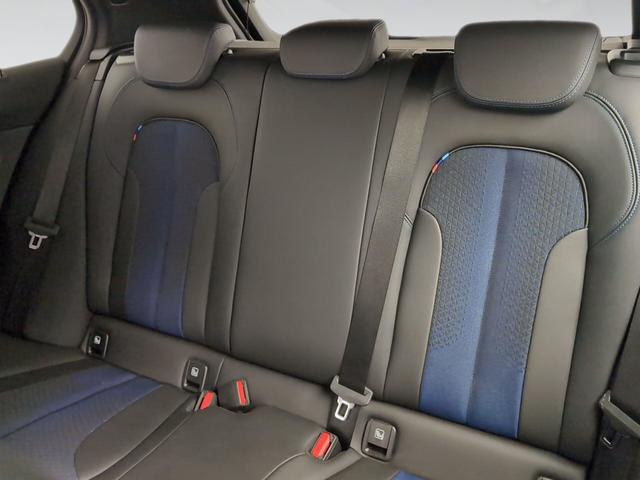 BMW Serie 1 118d color Negro. Año 2024. 110KW(150CV). Diésel. En concesionario Automotor Costa, S.L.U. de Almería
