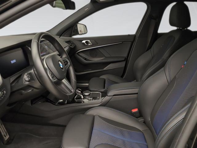 BMW Serie 1 118d color Negro. Año 2024. 110KW(150CV). Diésel. En concesionario Automotor Costa, S.L.U. de Almería