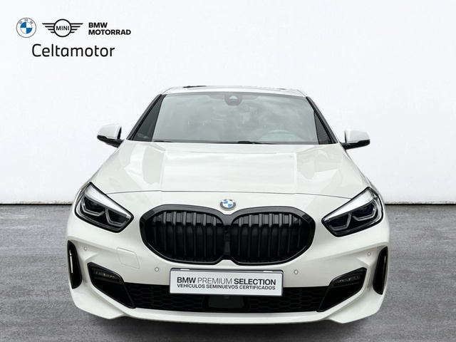 BMW Serie 1 118d color Blanco. Año 2023. 110KW(150CV). Diésel. En concesionario Celtamotor Vigo de Pontevedra