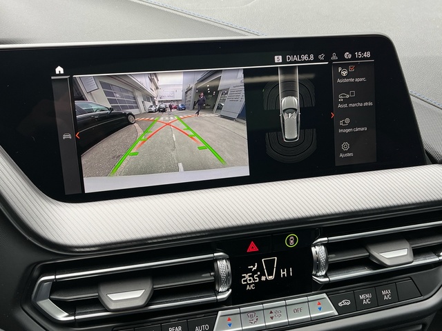 BMW Serie 1 118d color Blanco. Año 2023. 110KW(150CV). Diésel. En concesionario Celtamotor Vigo de Pontevedra