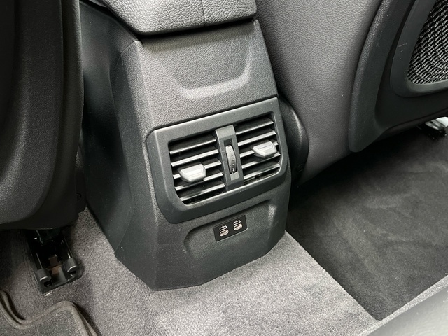 BMW Serie 1 118d color Blanco. Año 2023. 110KW(150CV). Diésel. En concesionario Celtamotor Vigo de Pontevedra