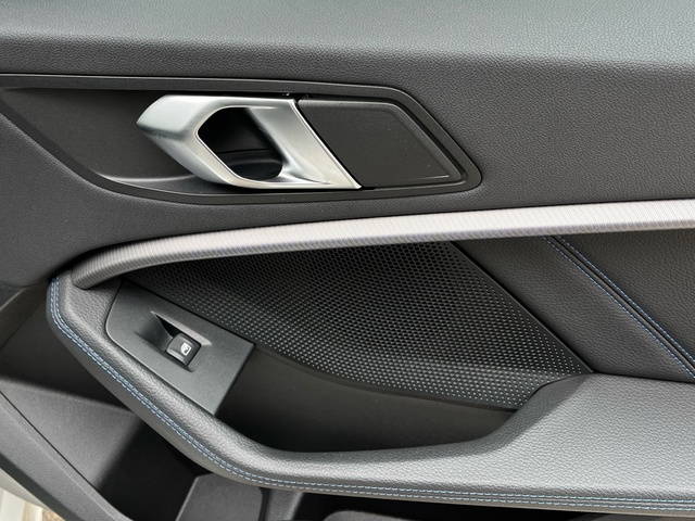 BMW Serie 1 118d color Blanco. Año 2023. 110KW(150CV). Diésel. En concesionario Celtamotor Vigo de Pontevedra