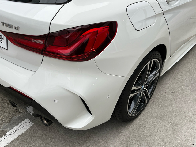 BMW Serie 1 118d color Blanco. Año 2023. 110KW(150CV). Diésel. En concesionario Celtamotor Vigo de Pontevedra