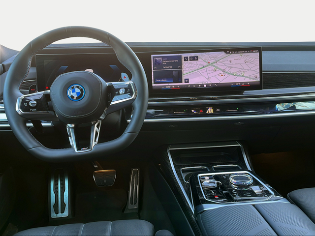 BMW Serie 7 M760e color Blanco. Año 2023. 420KW(571CV). Híbrido Electro/Gasolina. En concesionario Ilbira Motor | Granada de Granada