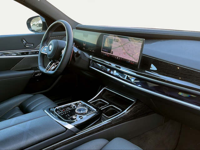 BMW Serie 7 M760e color Blanco. Año 2023. 420KW(571CV). Híbrido Electro/Gasolina. En concesionario Ilbira Motor | Granada de Granada