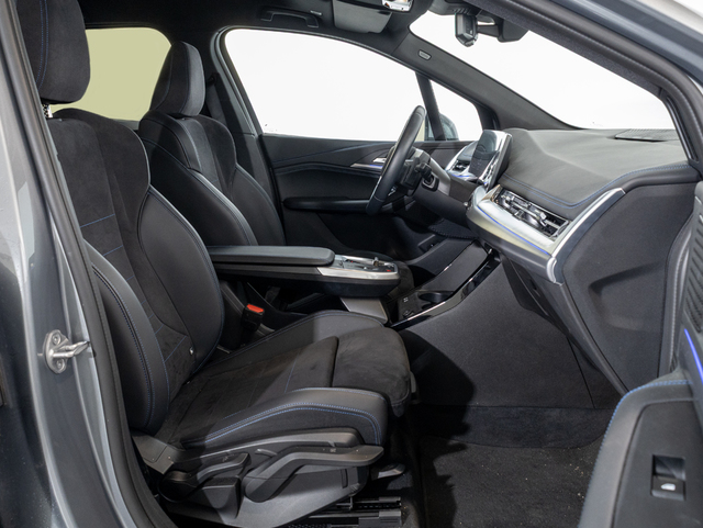 BMW Serie 2 220i Active Tourer color Gris. Año 2025. 125KW(170CV). Gasolina. En concesionario Oliva Motor Girona de Girona