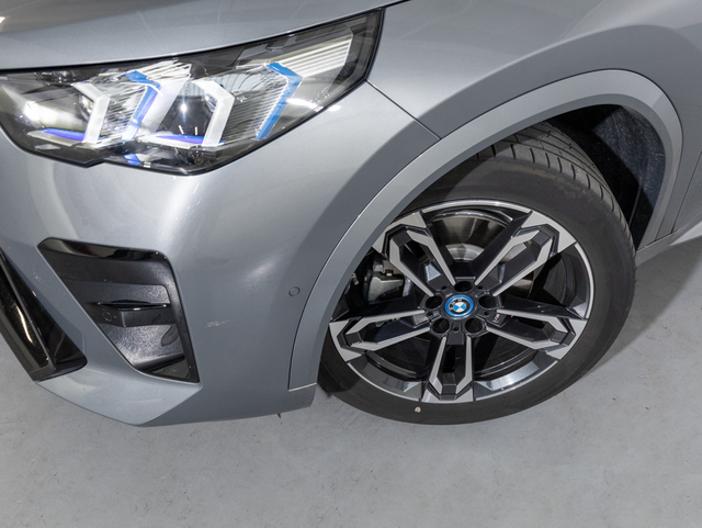 BMW iX2 xDrive30 color Gris. Año 2025. 230KW(313CV). Eléctrico. En concesionario Oliva Motor Girona de Girona