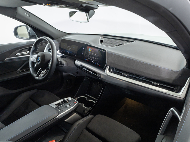 BMW iX2 xDrive30 color Gris. Año 2025. 230KW(313CV). Eléctrico. En concesionario Oliva Motor Girona de Girona