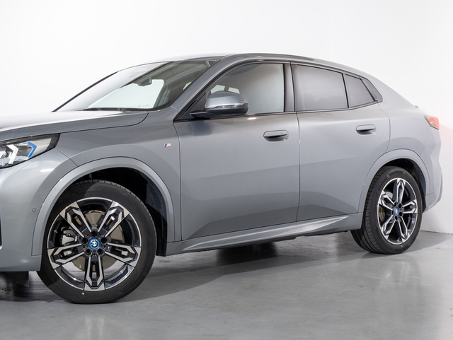 BMW iX2 xDrive30 color Gris. Año 2025. 230KW(313CV). Eléctrico. En concesionario Oliva Motor Girona de Girona
