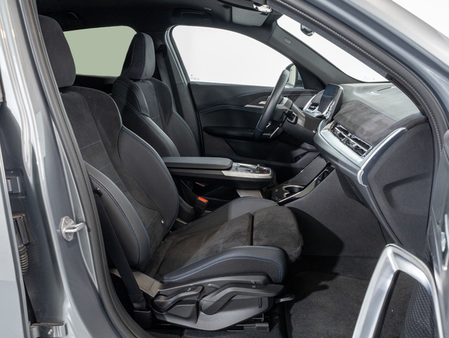 BMW iX2 xDrive30 color Gris. Año 2025. 230KW(313CV). Eléctrico. En concesionario Oliva Motor Girona de Girona