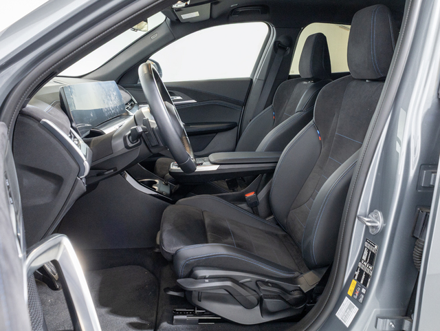 BMW iX2 xDrive30 color Gris. Año 2025. 230KW(313CV). Eléctrico. En concesionario Oliva Motor Girona de Girona