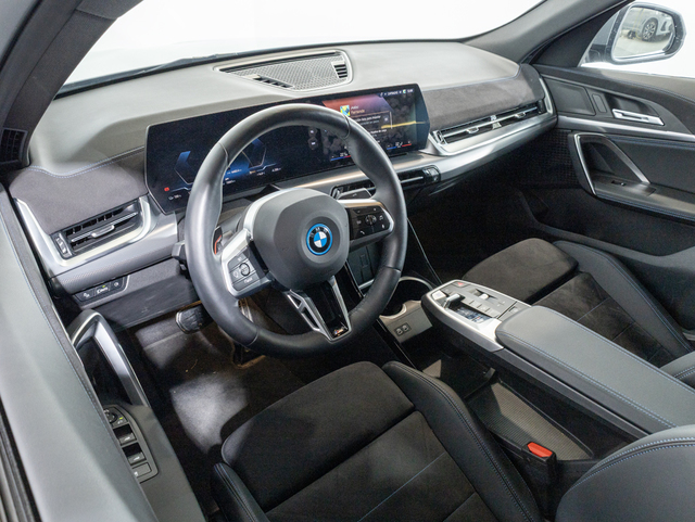 BMW iX2 xDrive30 color Gris. Año 2025. 230KW(313CV). Eléctrico. En concesionario Oliva Motor Girona de Girona