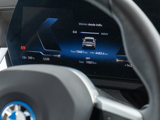 BMW iX2 xDrive30 color Gris. Año 2025. 230KW(313CV). Eléctrico. En concesionario Oliva Motor Girona de Girona