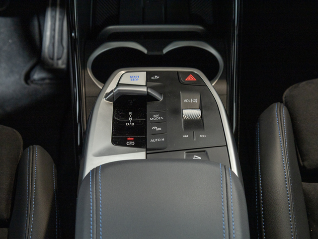 BMW iX2 xDrive30 color Gris. Año 2025. 230KW(313CV). Eléctrico. En concesionario Oliva Motor Girona de Girona