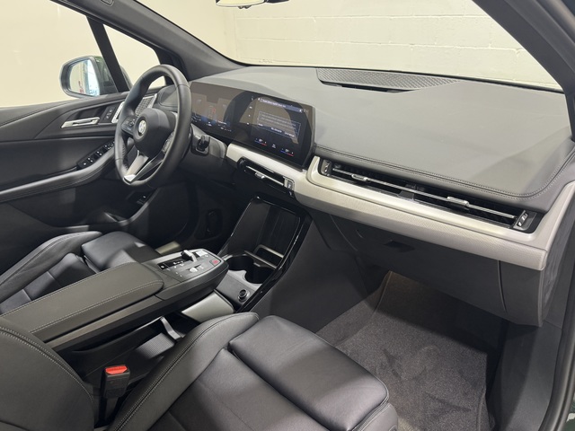 BMW Serie 2 218d Active Tourer color Verde. Año 2025. 110KW(150CV). Diésel. En concesionario Motor Munich Cadi - Manresa - VO de Barcelona