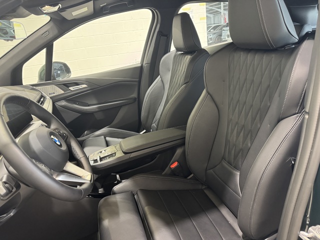 BMW Serie 2 218d Active Tourer color Verde. Año 2025. 110KW(150CV). Diésel. En concesionario Motor Munich Cadi - Manresa - VO de Barcelona