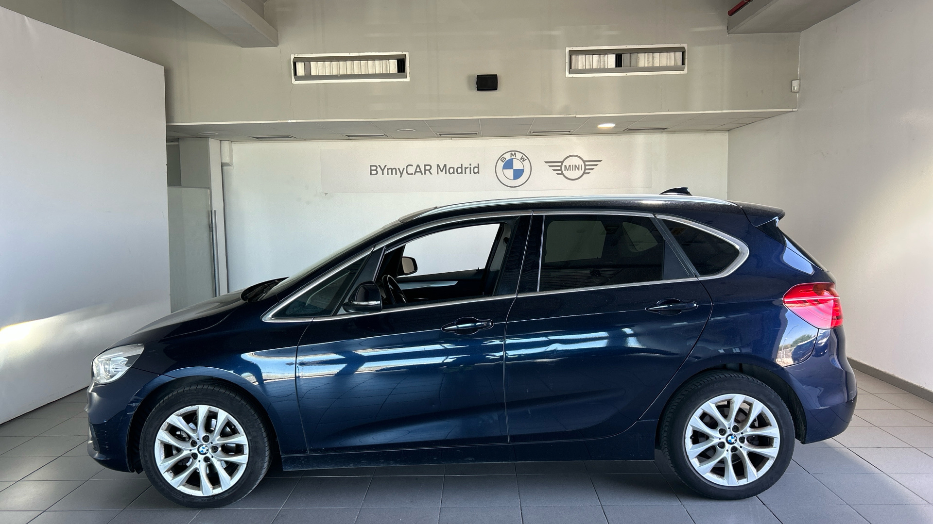 BMW Serie 2 218d Active Tourer color Azul. Año 2017. 110KW(150CV). Diésel. En concesionario BYmyCAR Madrid - Alcalá de Madrid