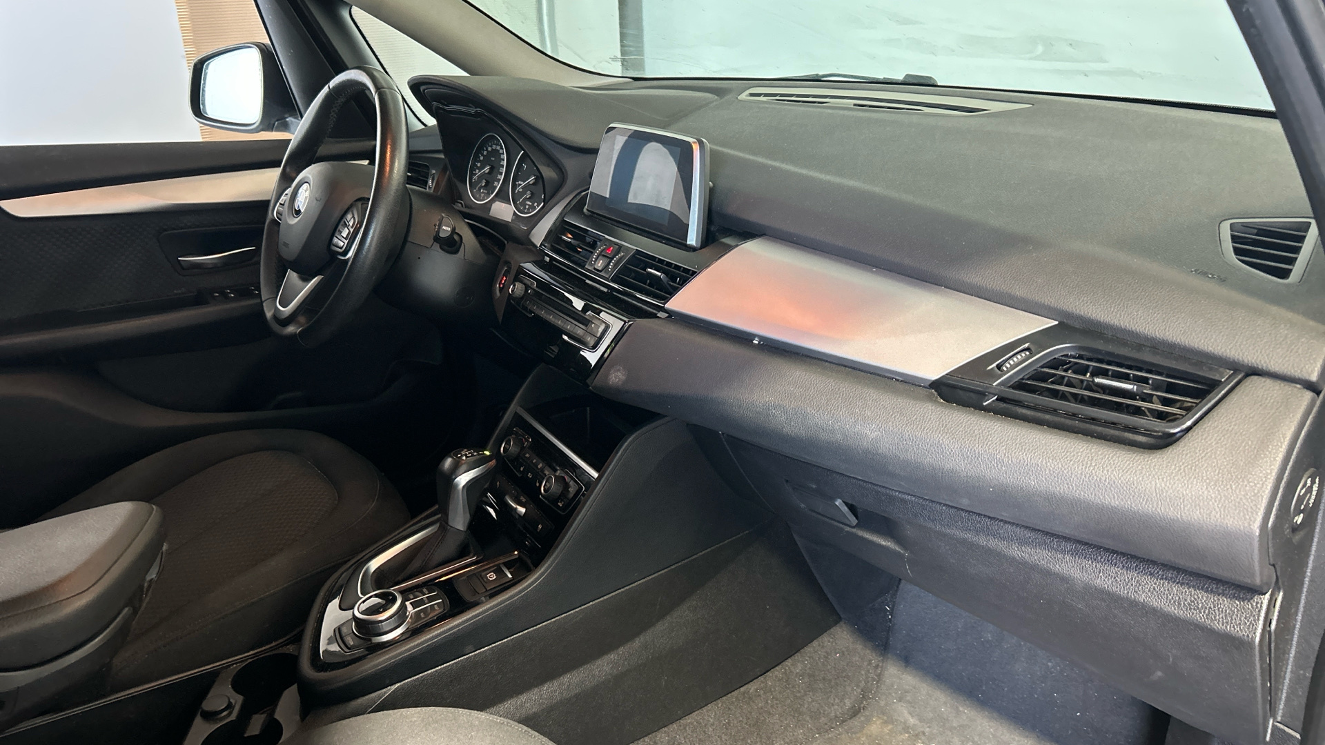 BMW Serie 2 218d Active Tourer color Azul. Año 2017. 110KW(150CV). Diésel. En concesionario BYmyCAR Madrid - Alcalá de Madrid