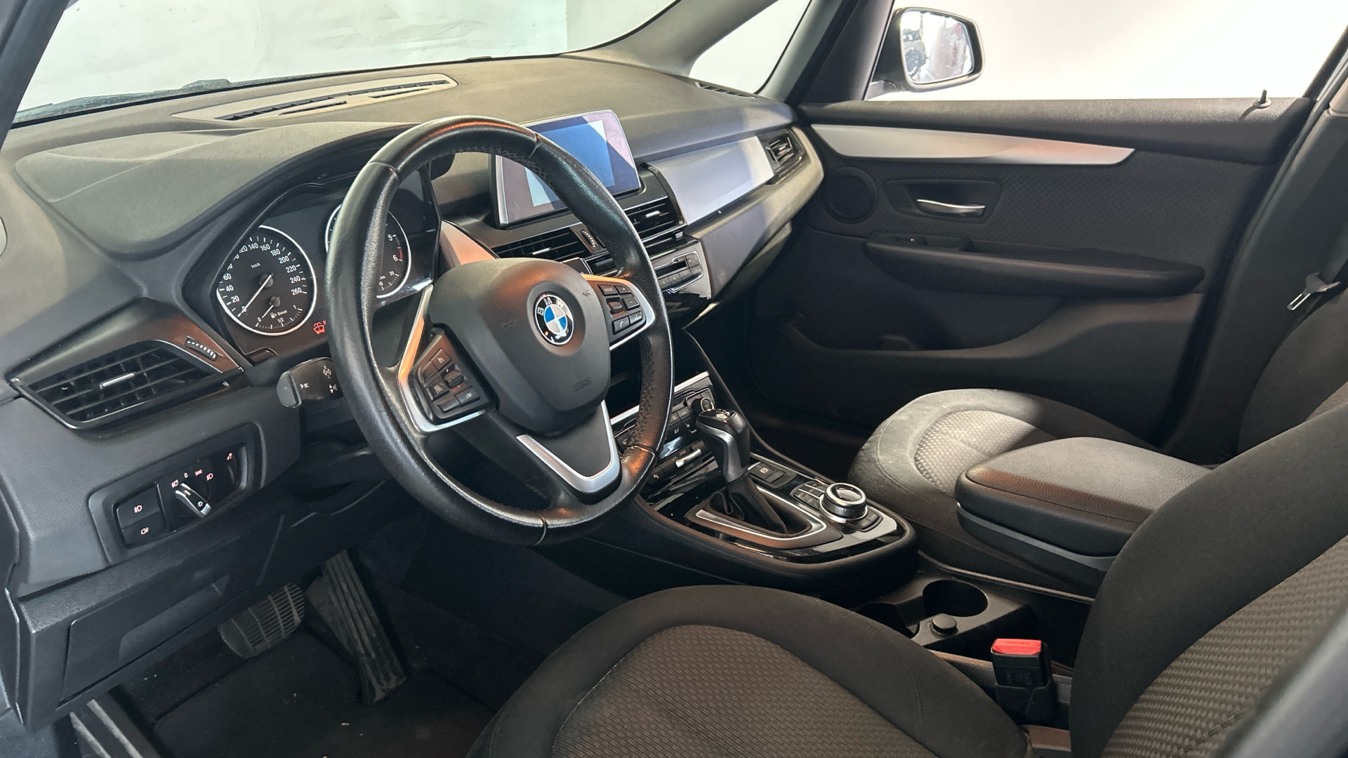 BMW Serie 2 218d Active Tourer color Azul. Año 2017. 110KW(150CV). Diésel. En concesionario BYmyCAR Madrid - Alcalá de Madrid