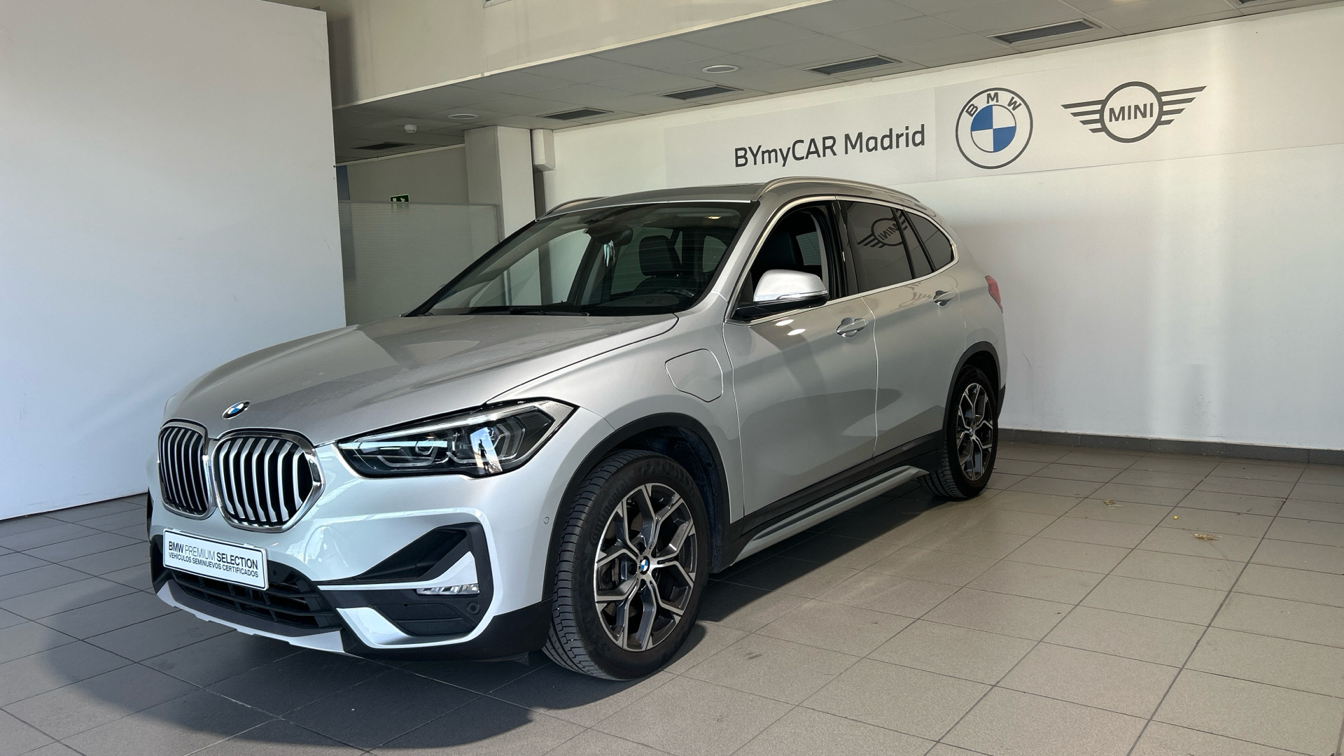 BMW X1 xDrive25e color Gris Plata. Año 2021. 162KW(220CV). Híbrido Electro/Gasolina. En concesionario BYmyCAR Madrid - Alcalá de Madrid