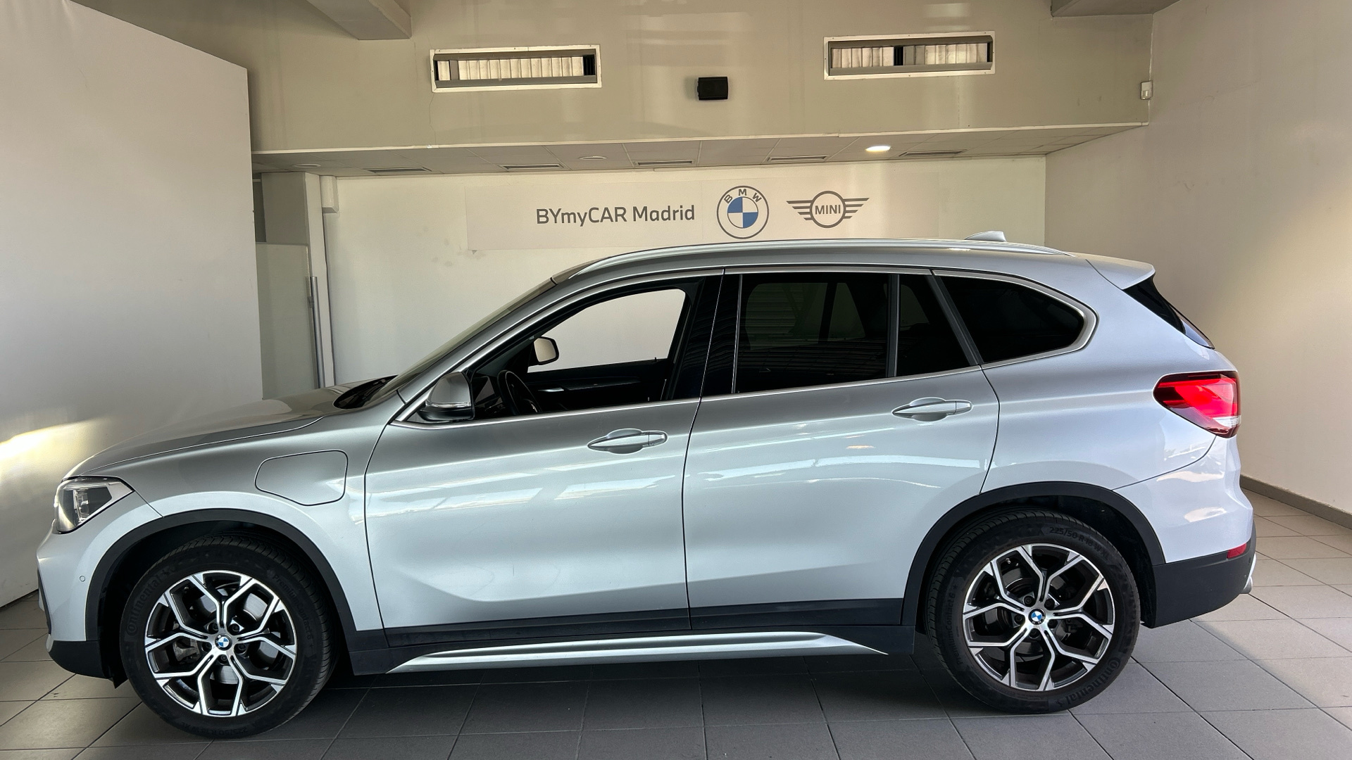 BMW X1 xDrive25e color Gris Plata. Año 2021. 162KW(220CV). Híbrido Electro/Gasolina. En concesionario BYmyCAR Madrid - Alcalá de Madrid
