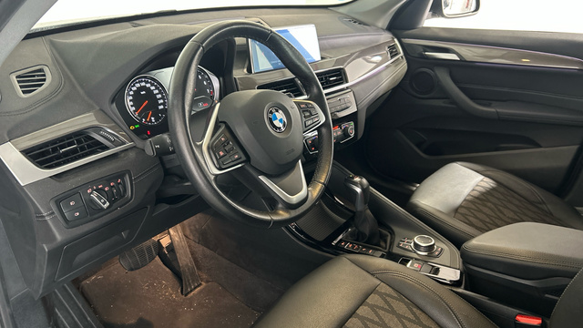 BMW X1 xDrive25e color Gris. Año 2021. 162KW(220CV). Híbrido Electro/Gasolina. En concesionario BYmyCAR Madrid - Alcalá de Madrid