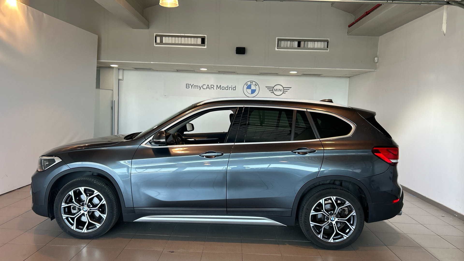 BMW X1 sDrive18d color Gris. Año 2021. 110KW(150CV). Diésel. En concesionario BYmyCAR Madrid - Alcalá de Madrid