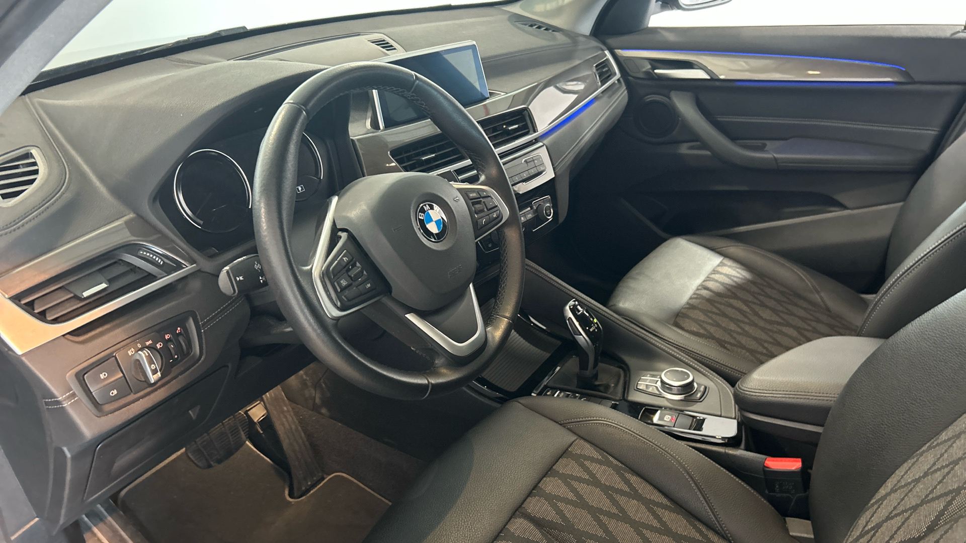 BMW X1 sDrive18d color Gris. Año 2021. 110KW(150CV). Diésel. En concesionario BYmyCAR Madrid - Alcalá de Madrid