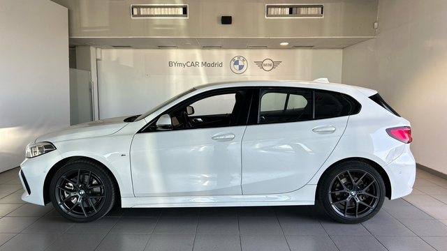 BMW Serie 1 120i color Blanco. Año 2022. 131KW(178CV). Gasolina. En concesionario BYmyCAR Madrid - Alcalá de Madrid