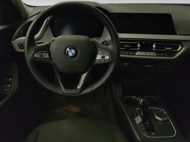 BMW Serie 1 118i color Azul. Año 2024. 103KW(140CV). Gasolina. En concesionario Automotor Premium Viso - Málaga de Málaga