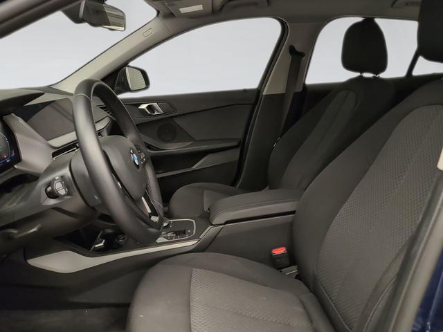 BMW Serie 1 118i color Azul. Año 2024. 103KW(140CV). Gasolina. En concesionario Automotor Premium Viso - Málaga de Málaga