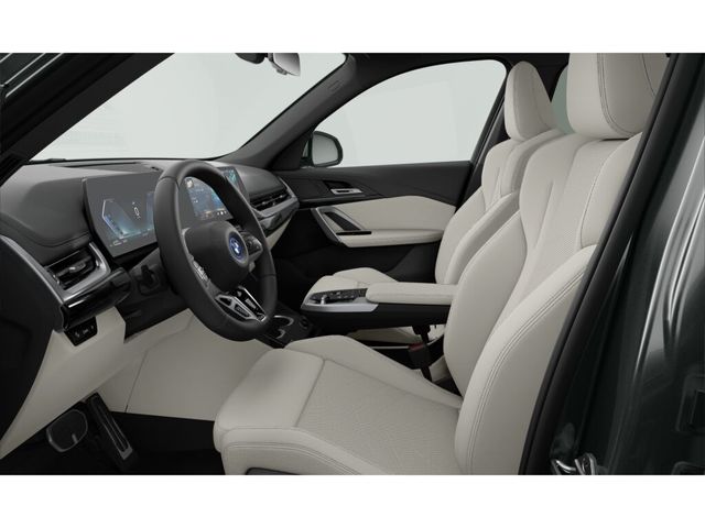 BMW X1 xDrive30e color Gris Plata. Año 2024. 240KW(326CV). Híbrido Electro/Gasolina. En concesionario Movilnorte El Plantio de Madrid