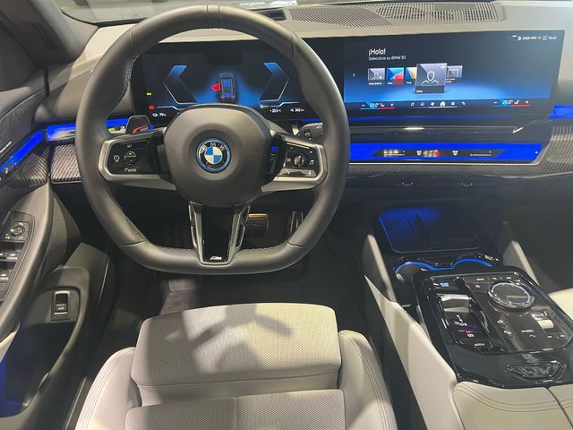 BMW i5 eDrive40 Touring color Gris. Año 2025. 250KW(340CV). Eléctrico. En concesionario Motor Munich - Terrassa - VO de Barcelona