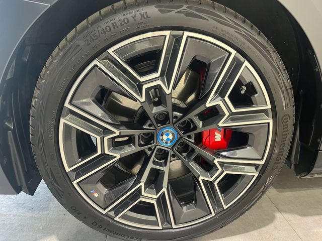 BMW i5 eDrive40 Touring color Gris. Año 2025. 250KW(340CV). Eléctrico. En concesionario Motor Munich - Terrassa - VO de Barcelona