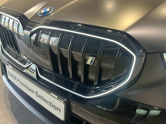 BMW i5 eDrive40 Touring color Gris. Año 2025. 250KW(340CV). Eléctrico. En concesionario Motor Munich - Terrassa - VO de Barcelona