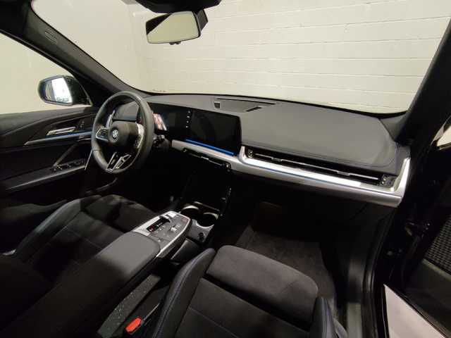 BMW iX1 xDrive30 color Negro. Año 2025. 230KW(313CV). Eléctrico. En concesionario Motor Munich - Terrassa - VO de Barcelona