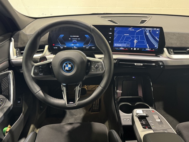 BMW iX2 xDrive30 color Azul. Año 2025. 230KW(313CV). Eléctrico. En concesionario Motor Munich - Terrassa - VO de Barcelona