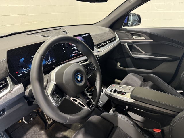 BMW iX2 xDrive30 color Azul. Año 2025. 230KW(313CV). Eléctrico. En concesionario Motor Munich - Terrassa - VO de Barcelona